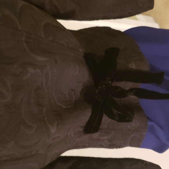 Black on Black damask print blaze with gold button and velvet tie back - Picture 3 of 5